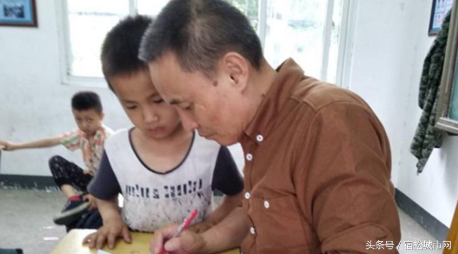 红烛有爱映桃李粉笔无言谱春秋