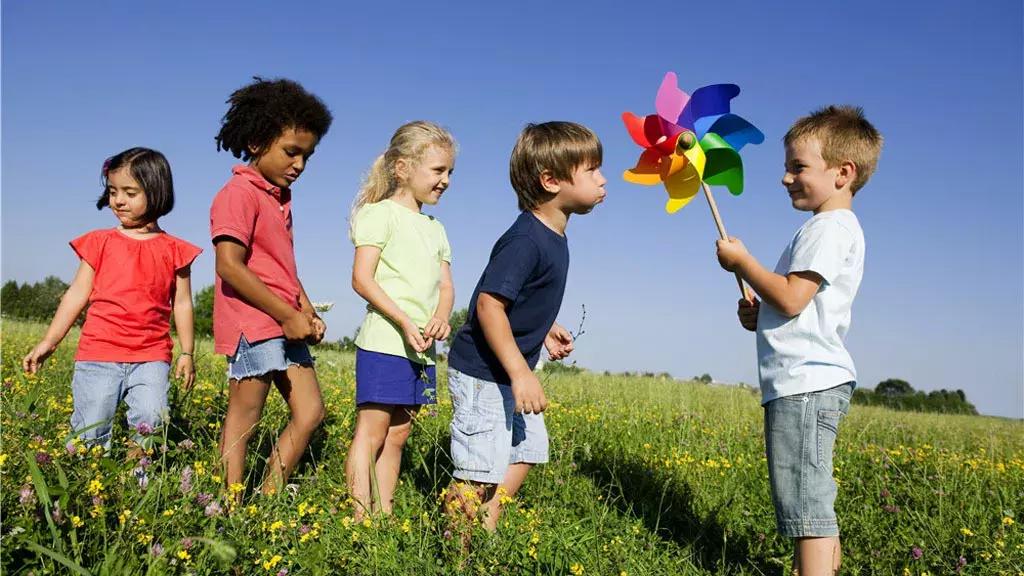 宝宝嘴角两边起干皮怎么办,嘴角边脱皮怎么回事