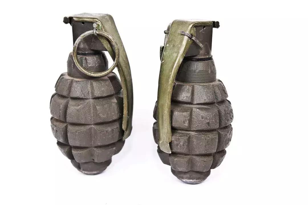 手榴弹被击中会爆炸吗,士兵胸前挂个手雷