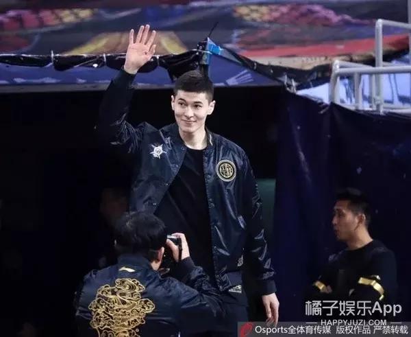 吴彦祖跳高完整版,陈伟霆吴彦祖撞脸