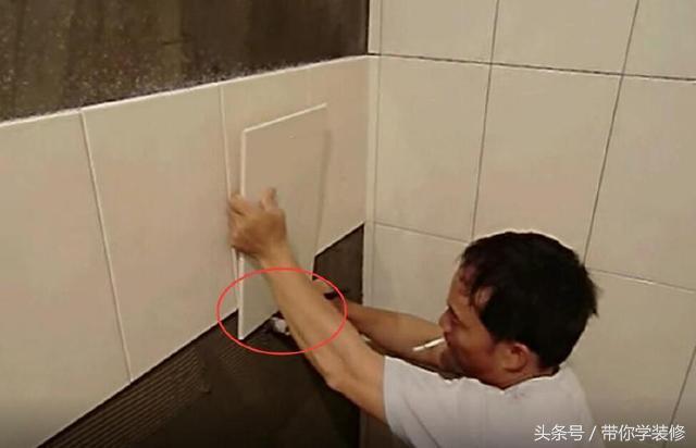 贴瓷砖遇到水管怎么办？聪明师傅这样做，你看懂了吗？