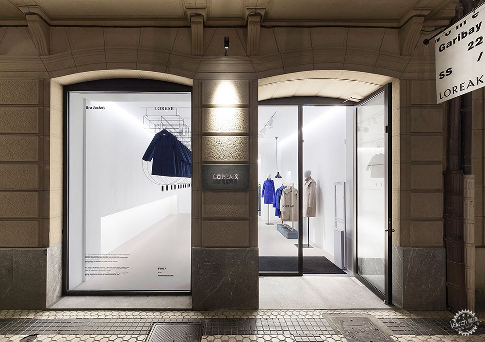 商场里高级感女装店铺装修,服装店最时髦装修