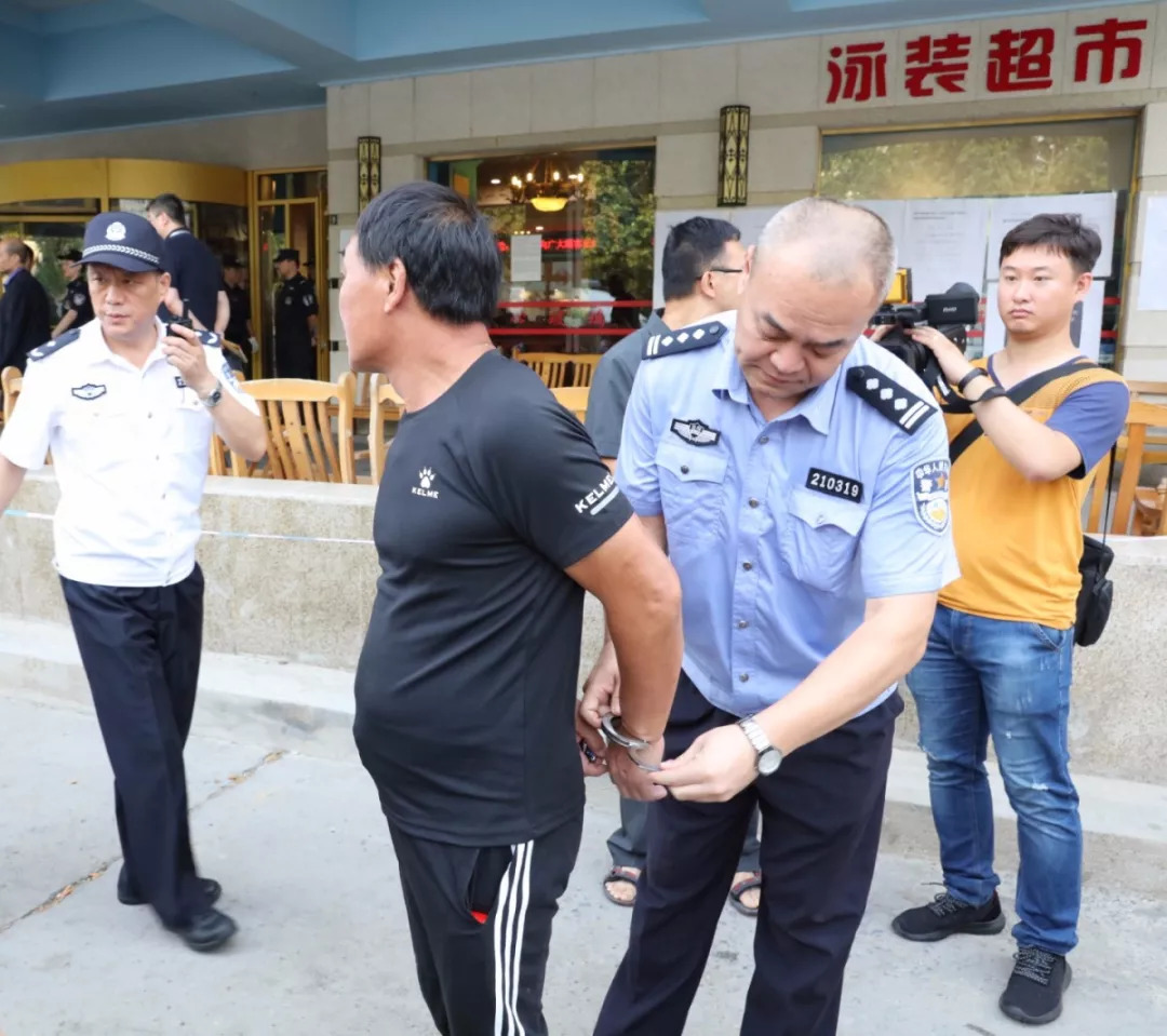 出动警力400多人大连中院强制腾退一游泳馆