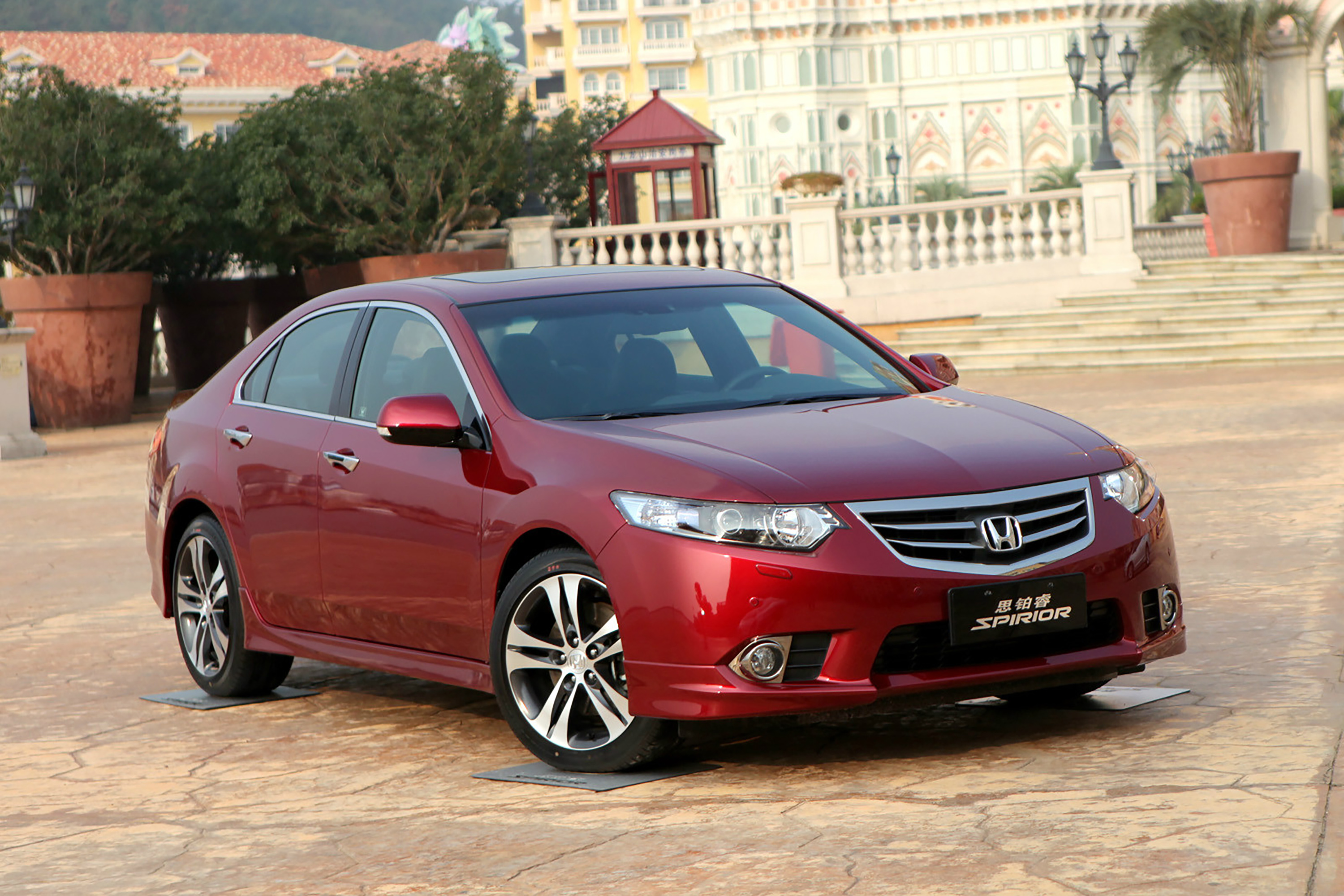 二手思铂睿和皇冠哪个更值得买,17年思铂睿2.0二手多少钱