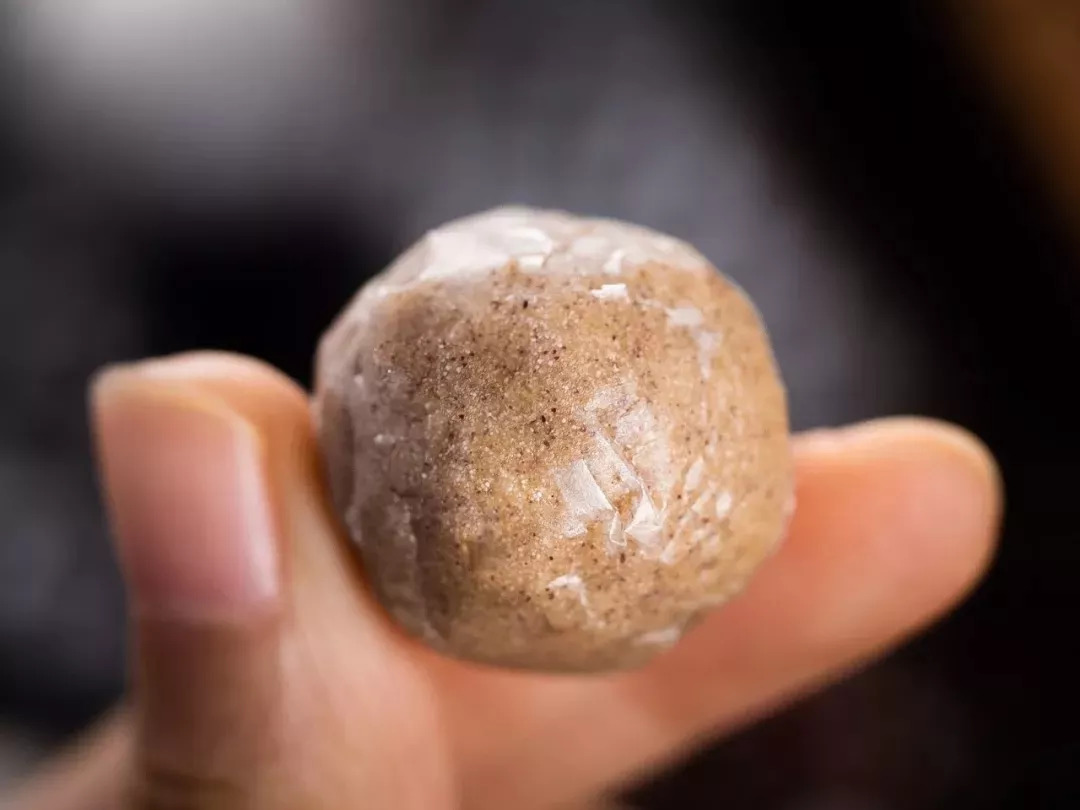 面部出油严重长痘,面部出油有痘痘不出汗