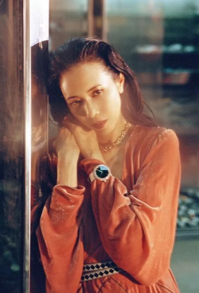 全裸拍写真，还撩倒过周星驰，48岁的她性感炸了！