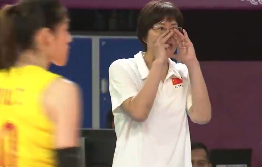 郎平中国女排对战日本队,中国女排输赛郎平当场气成表情包