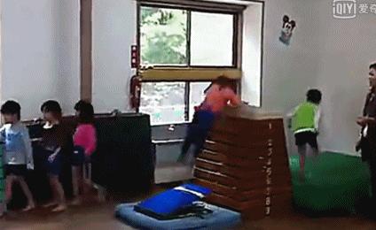 侧空翻、倒立行走、十级跳箱，日本幼儿园“变态”课甩我们十条街