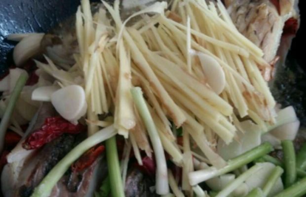 家常炖鲫鱼简单又好吃,家常炖鲫鱼最正宗的做法