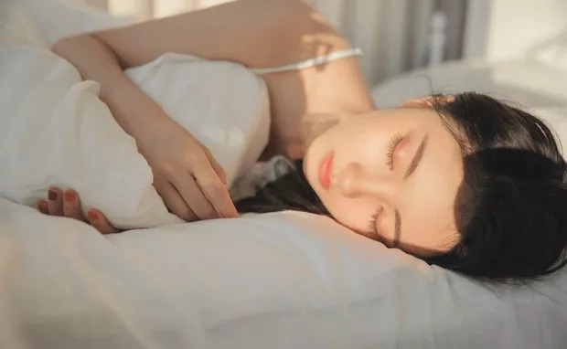 大学生摆摊卖玉石,大学生在街上买了一个东西