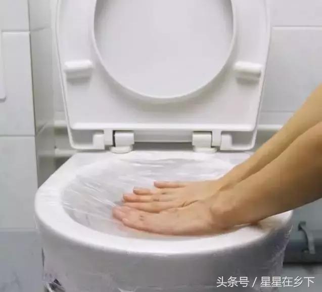 星星在乡下:揭秘马桶被纸巾头发堵住?试试这招,关键不脏手