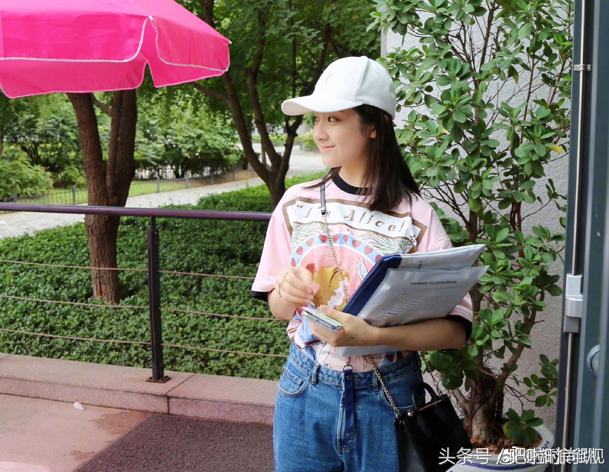 女演员宋祖儿清纯可爱时尚写真,女明星港风造型宋祖儿