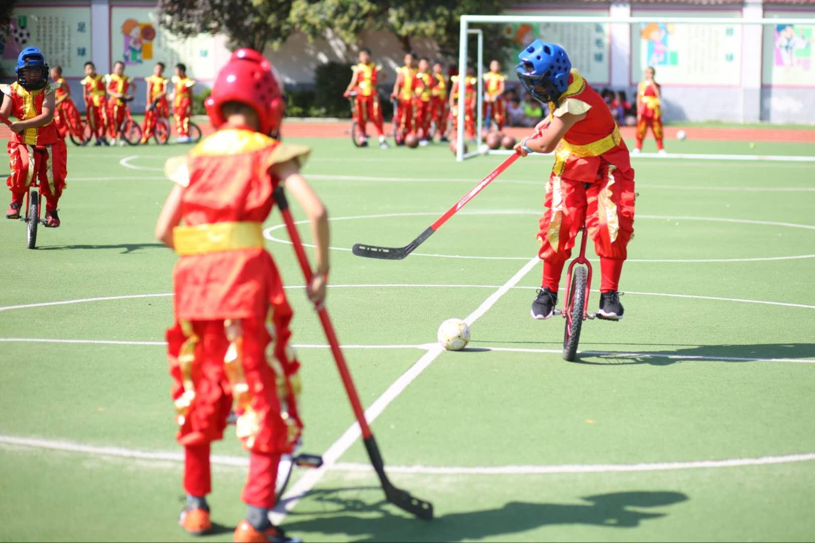 英国大学生看古城孩子们骑独轮车打马球被“征服”：他们很厉害