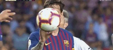 梅西犯罪式过人中文解说,梅西十大变向过人集锦