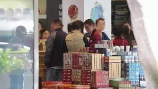 国外免税店专坑中国人：反正他们人傻钱多，太好骗！