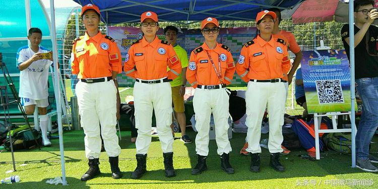 艳橙之花绽放绿茵