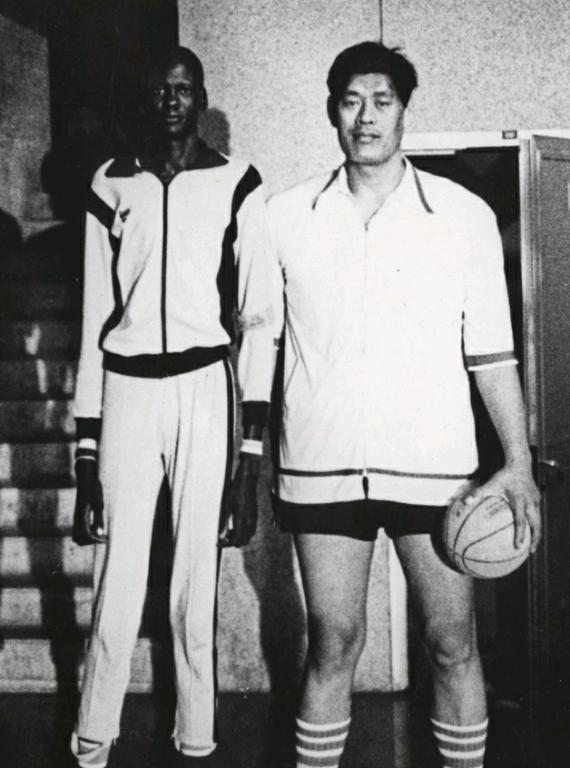 中国男篮张伯伦简介,张伯伦多少岁开始打篮球