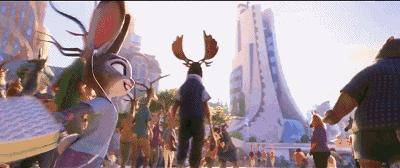 开着车到野外然后看见大象在迁徙,开着皮卡车去寻宝