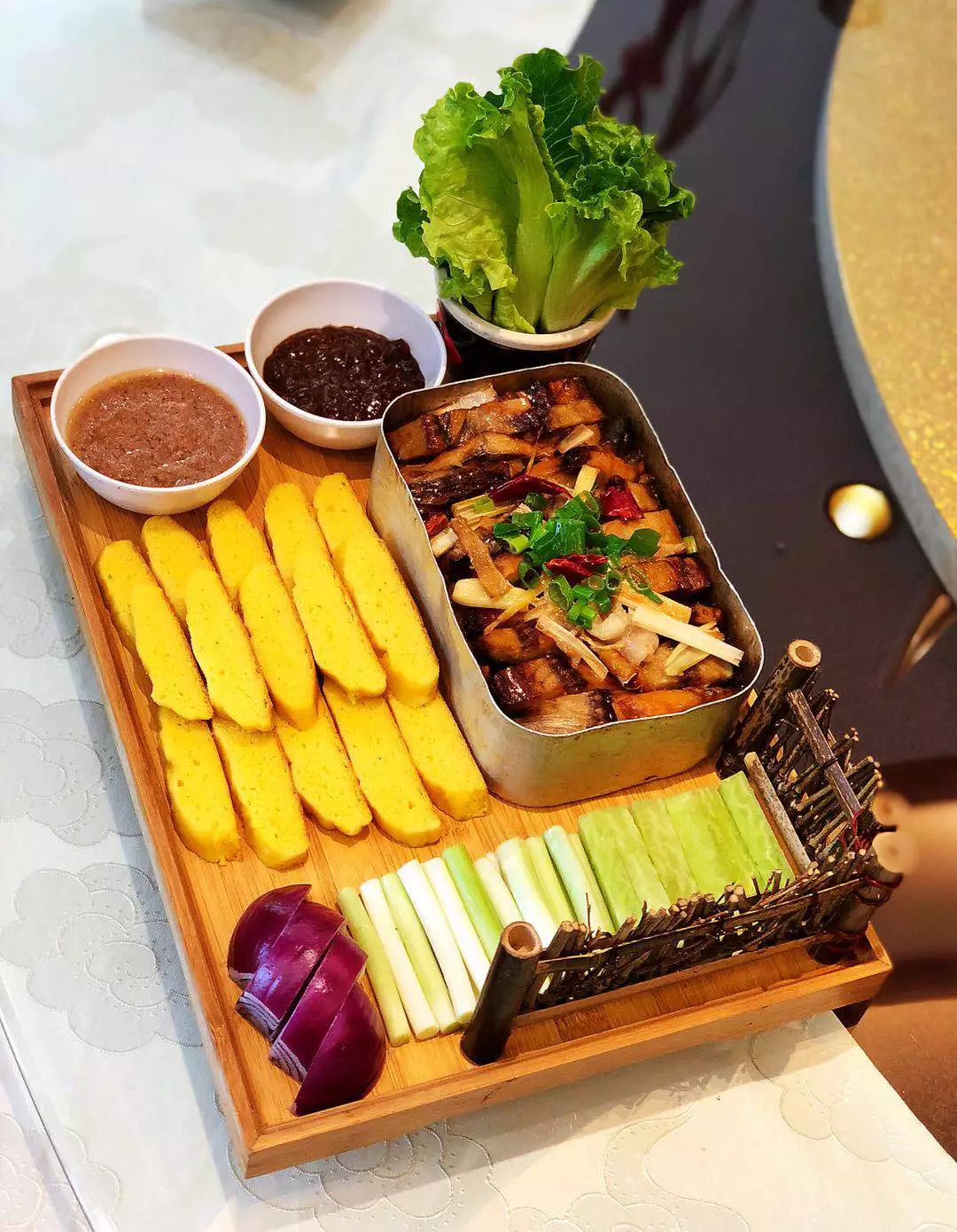 王炸！大连10家饭店鲜活海鲜组队放价，顾客自发早9点来排队！