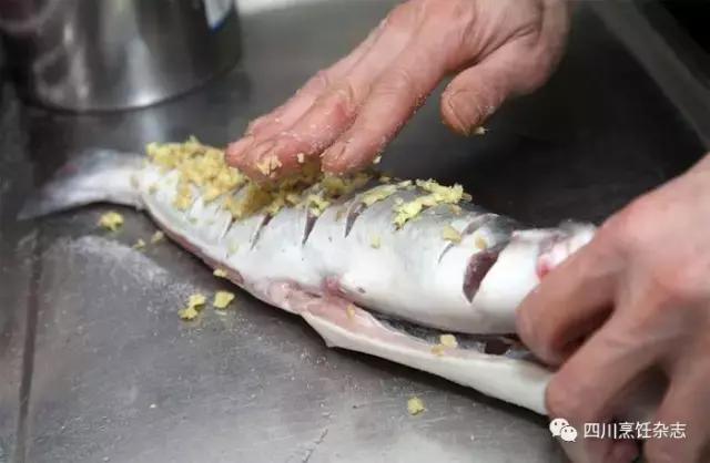 家常无骨烤鱼的做法,特色烤鱼制作短视频