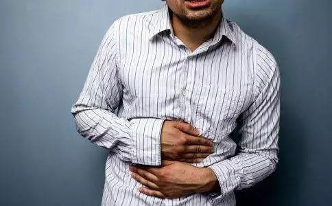 女子见客户时不停做这事，老板气得差点把他开了……这种“小毛病”千万注意！