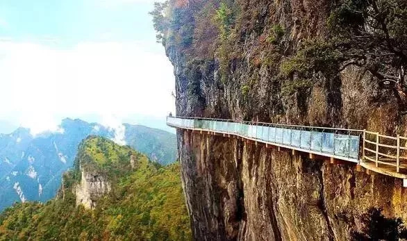 张家界天门山玻璃栈道玻璃受损,张家界天门山玻璃栈道哪个最刺激