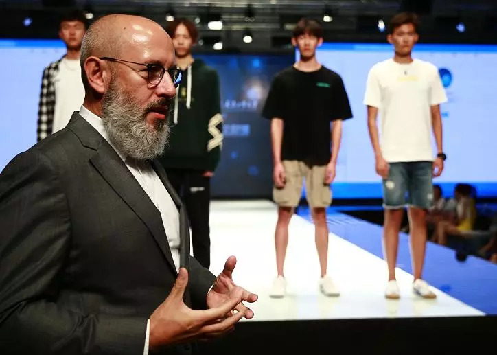 9.9日｜新早读来了！“把你的心给我！”情侣吵架男子随口答应把心给女友，竟真被刀刺入胸口