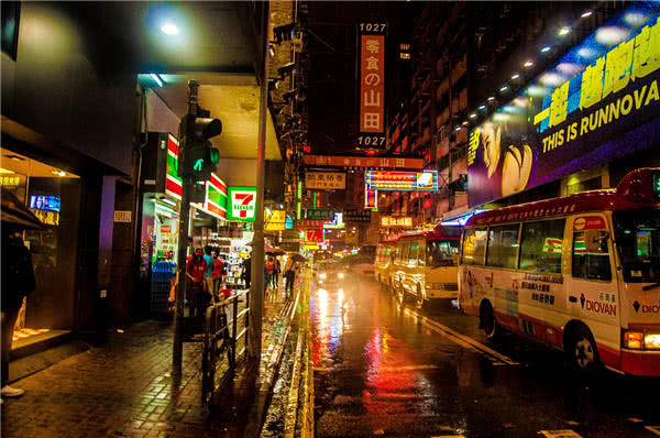 香港人每月工资收入多少钱,香港穷人一个月多少收入才能生存