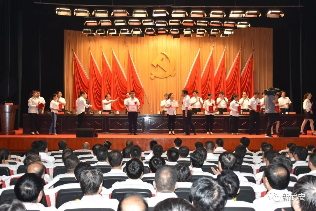 全国第37个教师节表彰,各地教师节获奖优秀教师