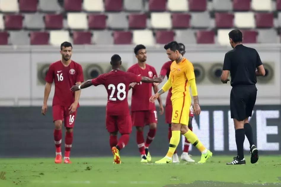 国足球迷踢球,国足球迷看球