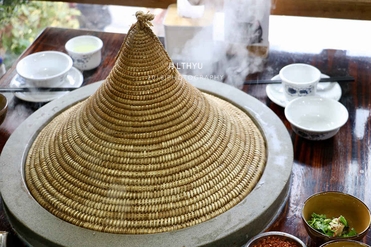 云南十八怪拿着草帽当锅盖,云南十八怪草帽当锅盖图