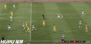 中国男足现场助威,国足4比0缅甸武磊连续摆脱后进球