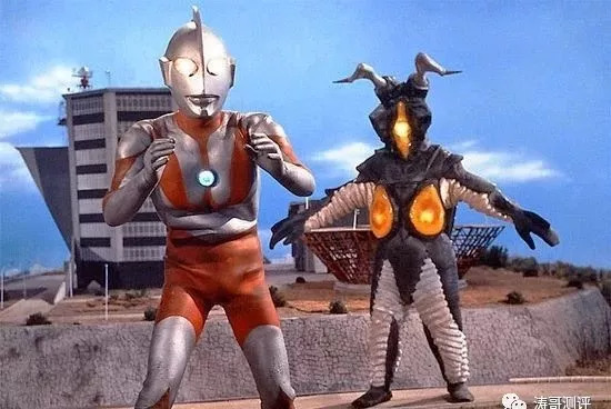 穿上这件外套，你也能*倒打**奥特曼？