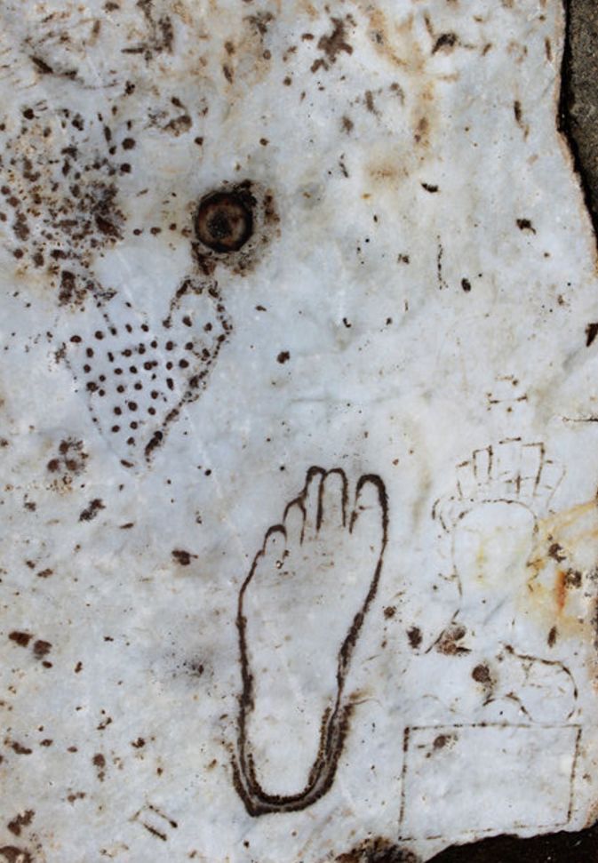 *灯区红**，就是她们的“格斗场”