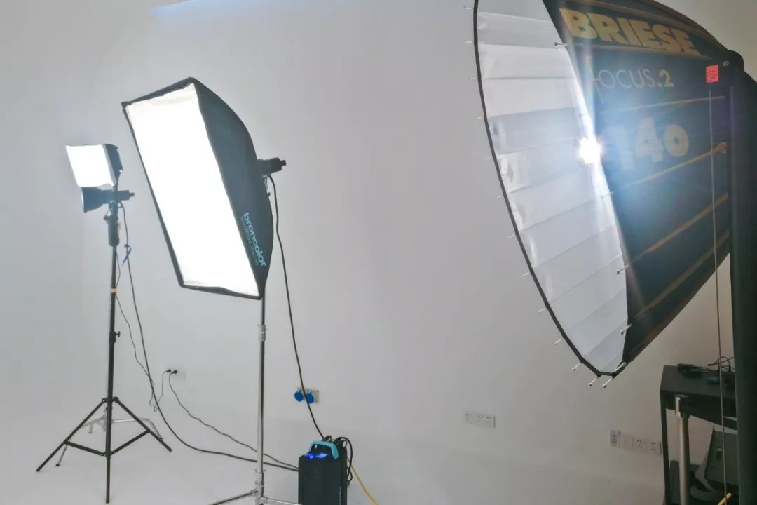 价值百万的电影摄影机,200元的摄影棚