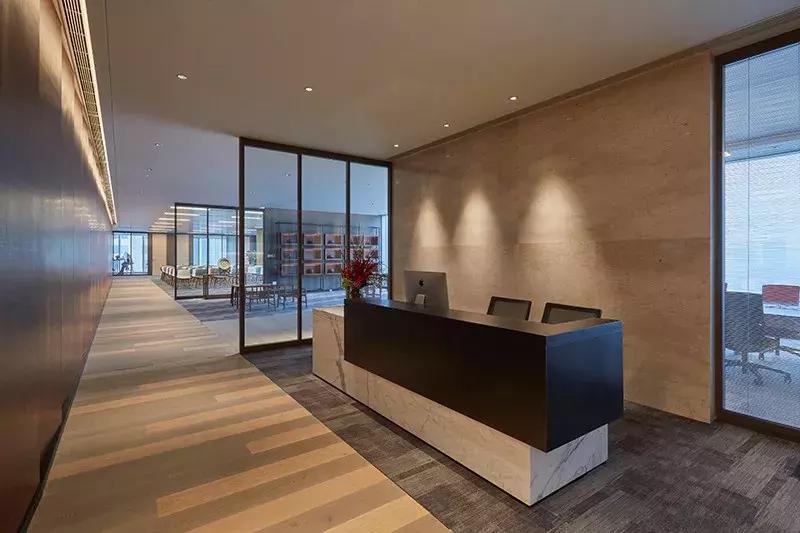 王子饭店曾经的女老板，在北郊盖了栋楼，里面放了1600件瓷器