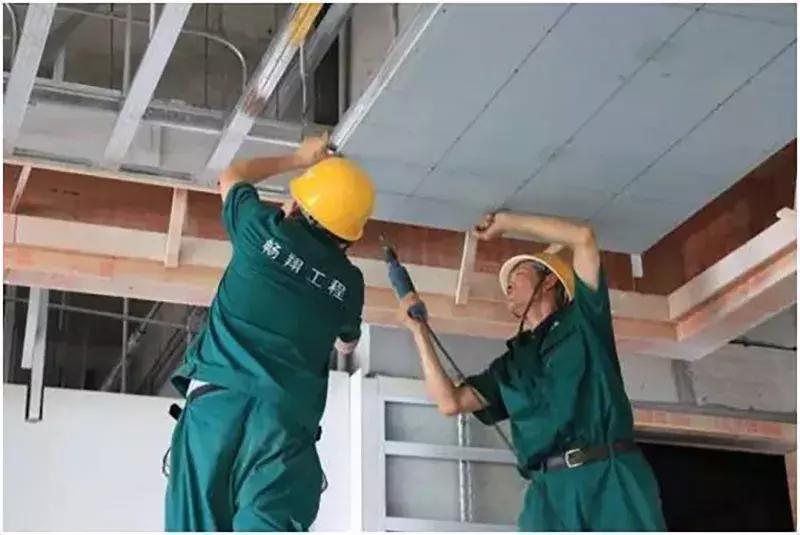 王子饭店曾经的女老板，在北郊盖了栋楼，里面放了1600件瓷器