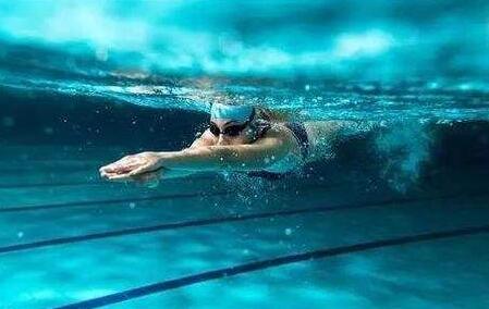 游泳教学初学者如何学习蝶泳,游泳技巧练好这四招帮你快速学会
