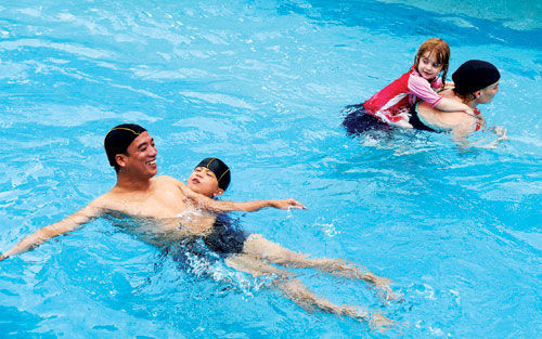 游泳教学初学者如何学习蝶泳,游泳技巧练好这四招帮你快速学会