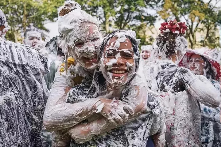 国外开学季节,开学的场面有多震撼