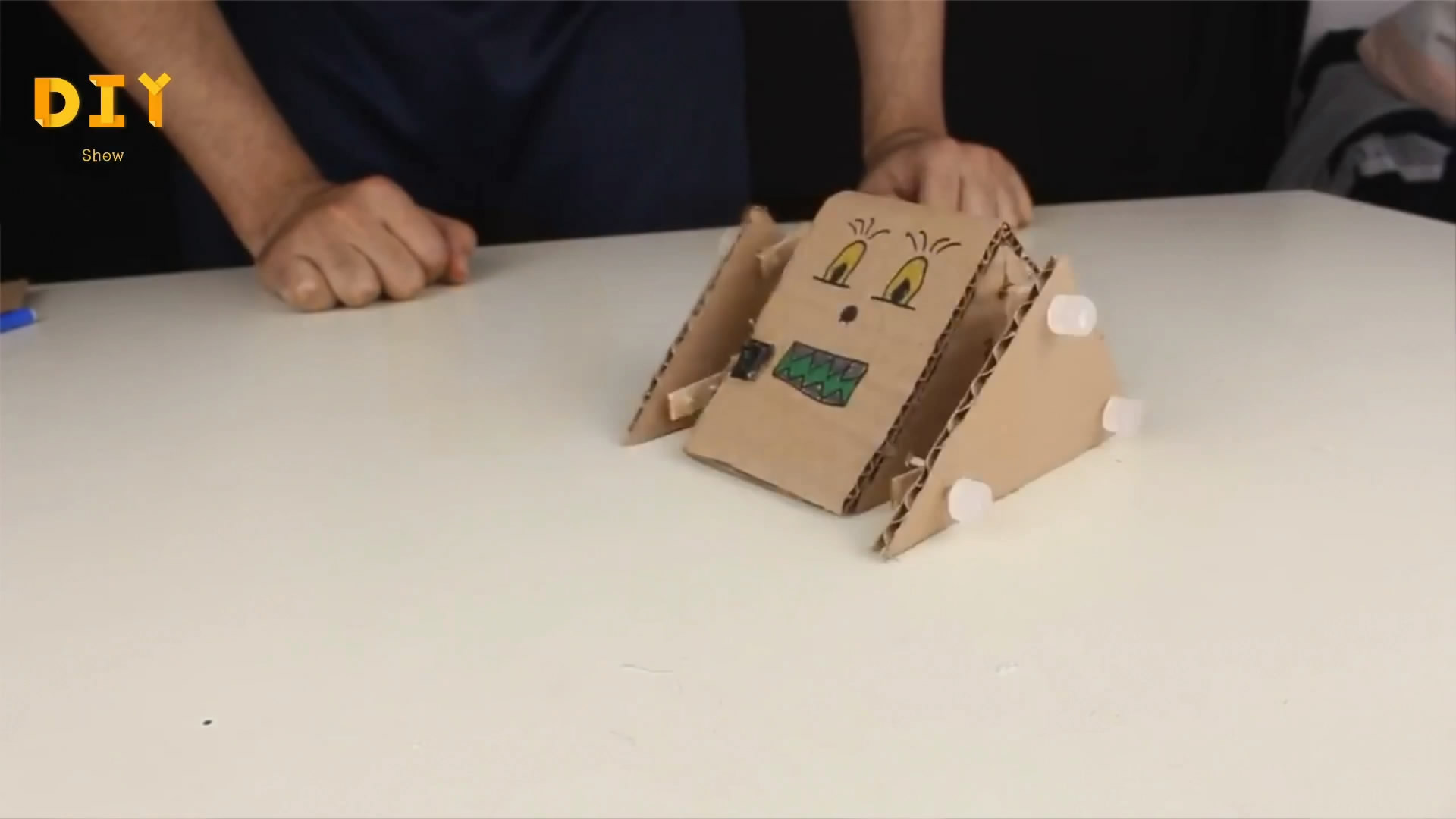 自制机器人玩具手工,怎么用纸板做机器人玩具