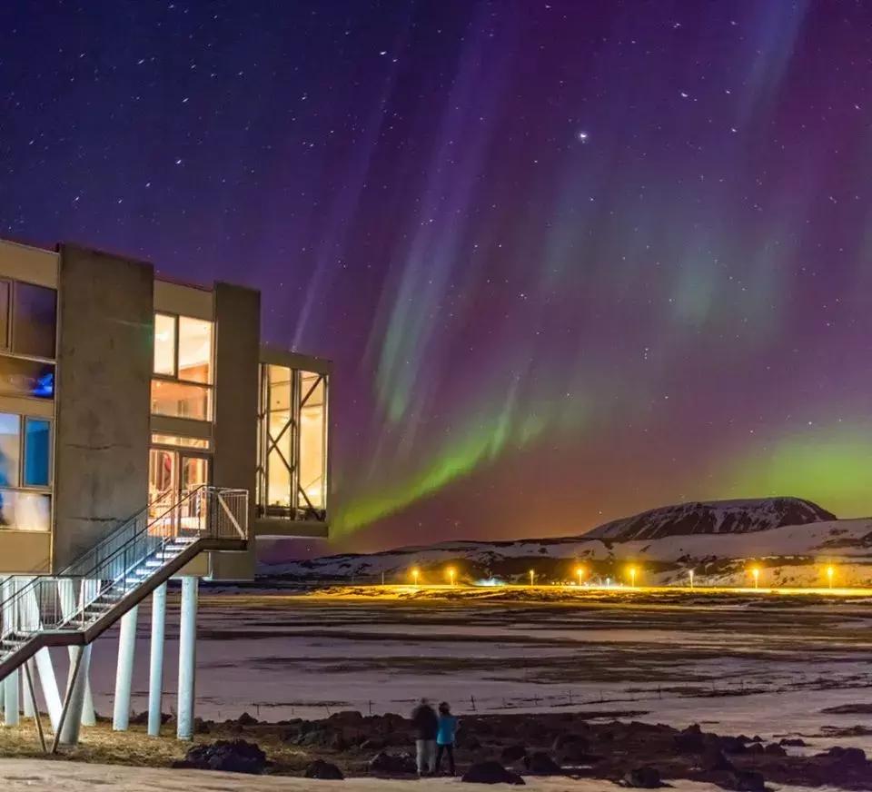 小木屋，玻璃顶，火山温泉，住这些酒店，get最cool极光姿势