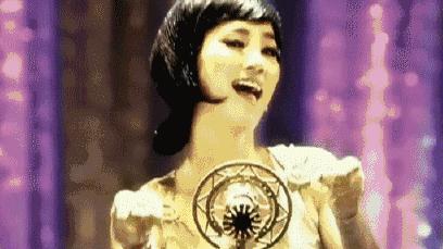 这就是爱！性感女神为小男友痴狂惨被炒鱿鱼，终于可以秀个够了？