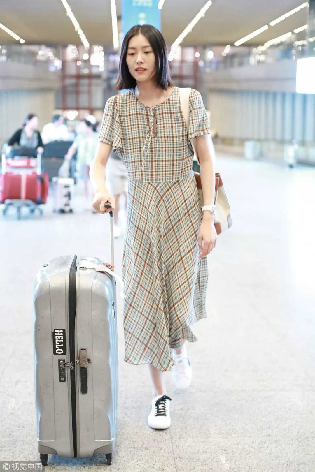 初秋的“C位”是杨超越的格子还是王丽坤的条纹？