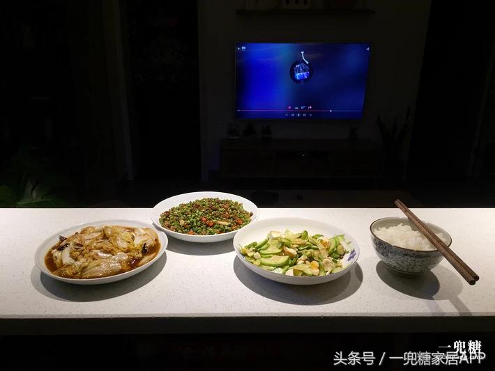 年轻人,谁不是一边感叹房子小,一边在小房子里拼命折腾?