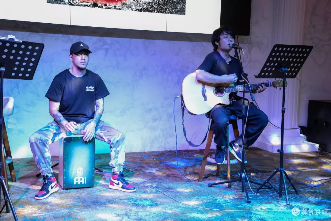 每天都有大量肉食动物到昆明废旧工厂，狂啃50CM高的火焰战斧牛排