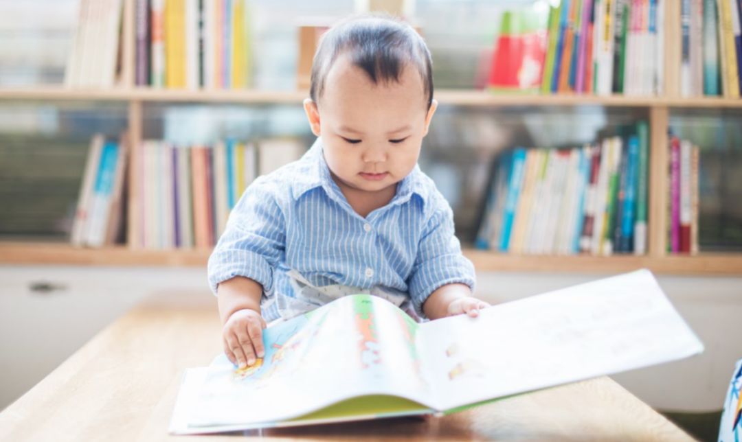 脸上长小红点冒白点,新生儿脸上起小红点是怎么回事