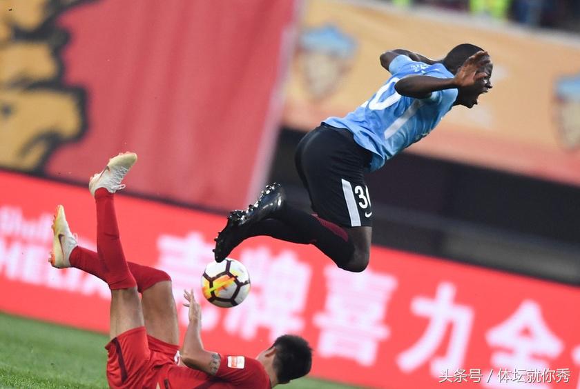 中超最诡异一幕！门前1米将球打飞，旁边的队友都开始庆祝了