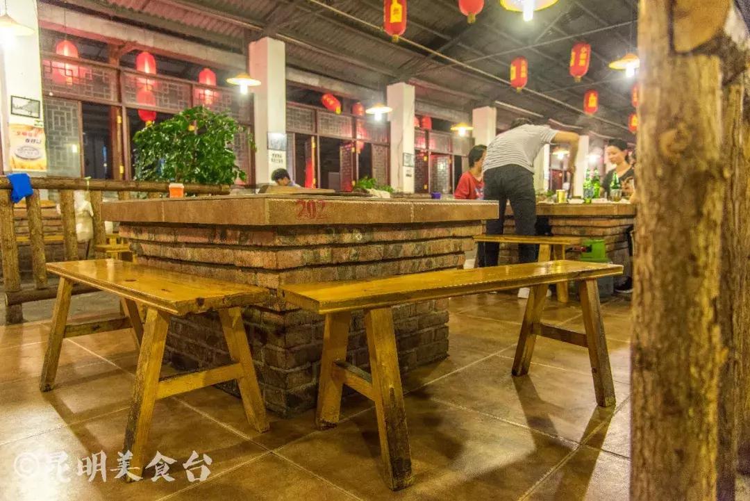 藏在昆明老厂房里的柴火鸡，一款酱料价值百万，连续排队5年