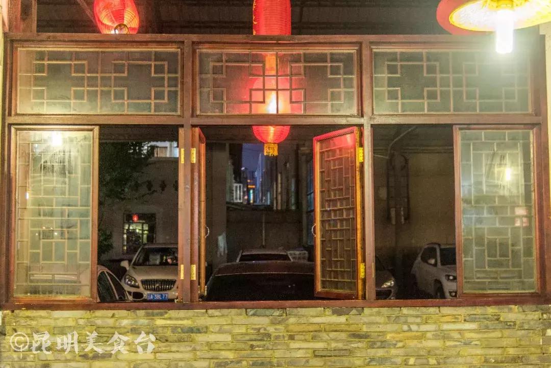 藏在昆明老厂房里的柴火鸡，一款酱料价值百万，连续排队5年